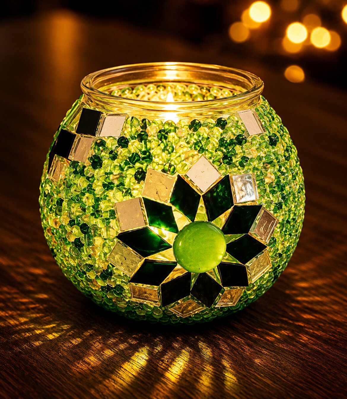 Leuchtender grüner Mosaik-Kerzenhalter mit Glassteinen und Spiegelmosaik