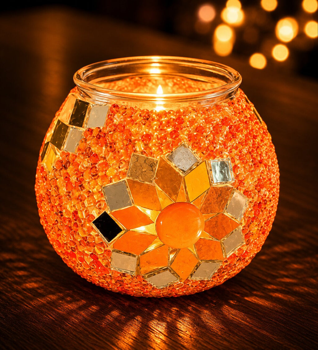 Leuchtender orangefarbener Mosaik-Kerzenhalter mit Glassteinen und Spiegelmosaik