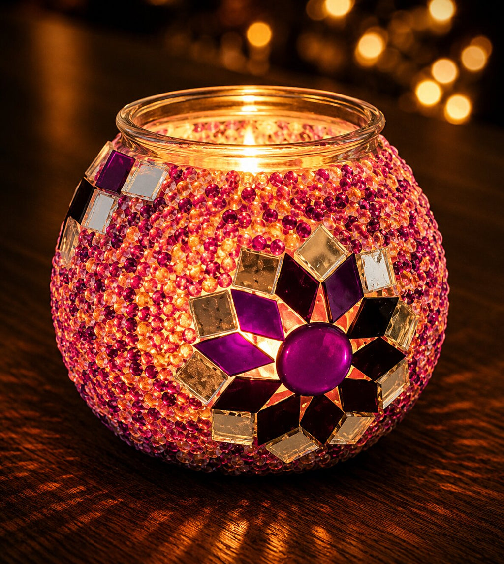 Leuchtender rosa-lilafarbener Mosaik-Kerzenhalter mit Spiegelmosaik